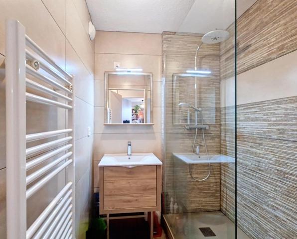 Appartement T2 de 44m² avec un balcon dans une résidence sécurisée proche des commerces