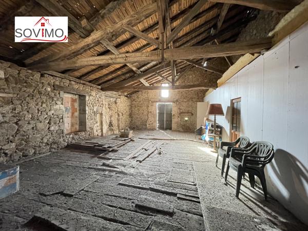 DANS UN VILLAGE TOURISTIQUE, MAISON EN PIERRE INDÉPENDANTE AVEC TERRASSE, JARDIN SÉPARÉ