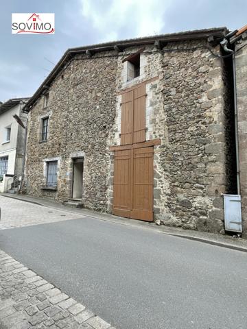 DANS UN VILLAGE TOURISTIQUE, MAISON EN PIERRE INDÉPENDANTE AVEC TERRASSE, JARDIN SÉPARÉ