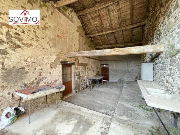 DANS UN VILLAGE TOURISTIQUE, MAISON EN PIERRE INDÉPENDANTE AVEC TERRASSE, JARDIN SÉPARÉ