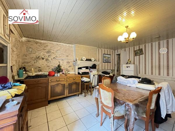 DANS UN VILLAGE TOURISTIQUE, MAISON EN PIERRE INDÉPENDANTE AVEC TERRASSE, JARDIN SÉPARÉ