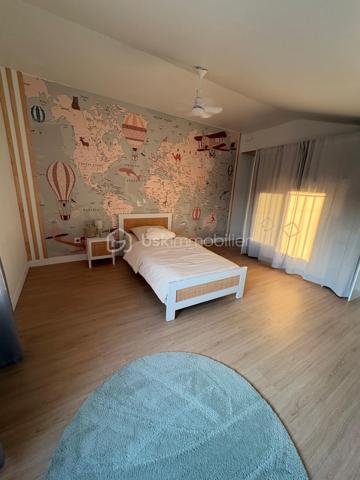 Maison de 160m2 environ avec garage entièrement refaite située à 5 Min du centre de Montguyon

Vous entrerez sur un beau salon avec insert de 27m2 donnant sur une cuisine dinatoire de 22m2 et son arrière cuisine ainsi qu'une salle d'eau avec douche à l'italienne. 
A l'étage, un joli palier dessert 4 grandes chambres dont une de 32m2 avec dressing (possibilité d'y faire une salle d'eau pour suite parentale).

De plus, un garage vient compléter la maison (Possibilité d'y faire une suite parentale). 

Les + de cette maison :
Peu de voisinage
Maison refaite avec goût
Grand terrain avec vue dégagée
Possibilité de créer une 5e chambre
DPE C