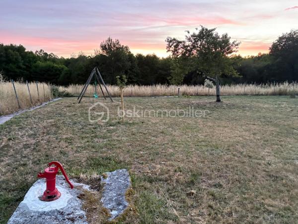 Maison de 160m2 environ avec garage entièrement refaite située à 5 Min du centre de Montguyon

Vous entrerez sur un beau salon avec insert de 27m2 donnant sur une cuisine dinatoire de 22m2 et son arrière cuisine ainsi qu'une salle d'eau avec douche à l'italienne. 
A l'étage, un joli palier dessert 4 grandes chambres dont une de 32m2 avec dressing (possibilité d'y faire une salle d'eau pour suite parentale).

De plus, un garage vient compléter la maison (Possibilité d'y faire une suite parentale). 

Les + de cette maison :
Peu de voisinage
Maison refaite avec goût
Grand terrain avec vue dégagée
Possibilité de créer une 5e chambre
DPE C