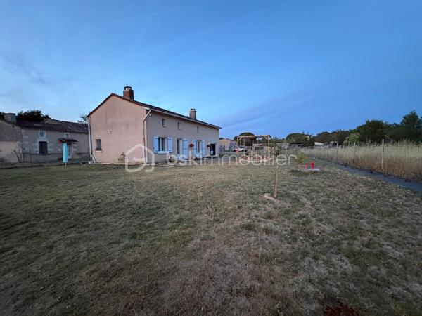 Maison de 160m2 environ avec garage entièrement refaite située à 5 Min du centre de Montguyon

Vous entrerez sur un beau salon avec insert de 27m2 donnant sur une cuisine dinatoire de 22m2 et son arrière cuisine ainsi qu'une salle d'eau avec douche à l'italienne. 
A l'étage, un joli palier dessert 4 grandes chambres dont une de 32m2 avec dressing (possibilité d'y faire une salle d'eau pour suite parentale).

De plus, un garage vient compléter la maison (Possibilité d'y faire une suite parentale). 

Les + de cette maison :
Peu de voisinage
Maison refaite avec goût
Grand terrain avec vue dégagée
Possibilité de créer une 5e chambre
DPE C