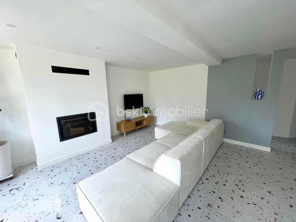 Maison de 160m2 environ avec garage entièrement refaite située à 5 Min du centre de Montguyon

Vous entrerez sur un beau salon avec insert de 27m2 donnant sur une cuisine dinatoire de 22m2 et son arrière cuisine ainsi qu'une salle d'eau avec douche à l'italienne. 
A l'étage, un joli palier dessert 4 grandes chambres dont une de 32m2 avec dressing (possibilité d'y faire une salle d'eau pour suite parentale).

De plus, un garage vient compléter la maison (Possibilité d'y faire une suite parentale). 

Les + de cette maison :
Peu de voisinage
Maison refaite avec goût
Grand terrain avec vue dégagée
Possibilité de créer une 5e chambre
DPE C
