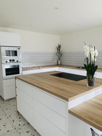 Maison de 160m2 environ avec garage entièrement refaite située à 5 Min du centre de Montguyon

Vous entrerez sur un beau salon avec insert de 27m2 donnant sur une cuisine dinatoire de 22m2 et son arrière cuisine ainsi qu'une salle d'eau avec douche à l'italienne. 
A l'étage, un joli palier dessert 4 grandes chambres dont une de 32m2 avec dressing (possibilité d'y faire une salle d'eau pour suite parentale).

De plus, un garage vient compléter la maison (Possibilité d'y faire une suite parentale). 

Les + de cette maison :
Peu de voisinage
Maison refaite avec goût
Grand terrain avec vue dégagée
Possibilité de créer une 5e chambre
DPE C