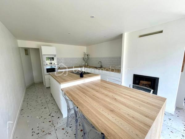 Maison de 160m2 environ avec garage entièrement refaite située à 5 Min du centre de Montguyon

Vous entrerez sur un beau salon avec insert de 27m2 donnant sur une cuisine dinatoire de 22m2 et son arrière cuisine ainsi qu'une salle d'eau avec douche à l'italienne. 
A l'étage, un joli palier dessert 4 grandes chambres dont une de 32m2 avec dressing (possibilité d'y faire une salle d'eau pour suite parentale).

De plus, un garage vient compléter la maison (Possibilité d'y faire une suite parentale). 

Les + de cette maison :
Peu de voisinage
Maison refaite avec goût
Grand terrain avec vue dégagée
Possibilité de créer une 5e chambre
DPE C