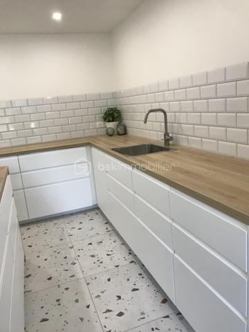 Maison de 160m2 environ avec garage entièrement refaite située à 5 Min du centre de Montguyon

Vous entrerez sur un beau salon avec insert de 27m2 donnant sur une cuisine dinatoire de 22m2 et son arrière cuisine ainsi qu'une salle d'eau avec douche à l'italienne. 
A l'étage, un joli palier dessert 4 grandes chambres dont une de 32m2 avec dressing (possibilité d'y faire une salle d'eau pour suite parentale).

De plus, un garage vient compléter la maison (Possibilité d'y faire une suite parentale). 

Les + de cette maison :
Peu de voisinage
Maison refaite avec goût
Grand terrain avec vue dégagée
Possibilité de créer une 5e chambre
DPE C