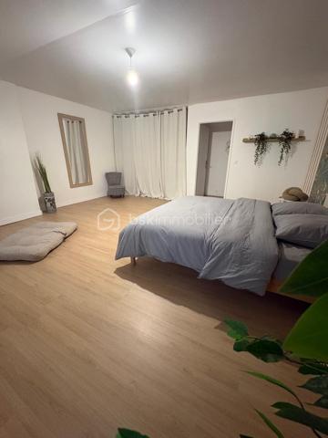Maison de 160m2 environ avec garage entièrement refaite située à 5 Min du centre de Montguyon

Vous entrerez sur un beau salon avec insert de 27m2 donnant sur une cuisine dinatoire de 22m2 et son arrière cuisine ainsi qu'une salle d'eau avec douche à l'italienne. 
A l'étage, un joli palier dessert 4 grandes chambres dont une de 32m2 avec dressing (possibilité d'y faire une salle d'eau pour suite parentale).

De plus, un garage vient compléter la maison (Possibilité d'y faire une suite parentale). 

Les + de cette maison :
Peu de voisinage
Maison refaite avec goût
Grand terrain avec vue dégagée
Possibilité de créer une 5e chambre
DPE C