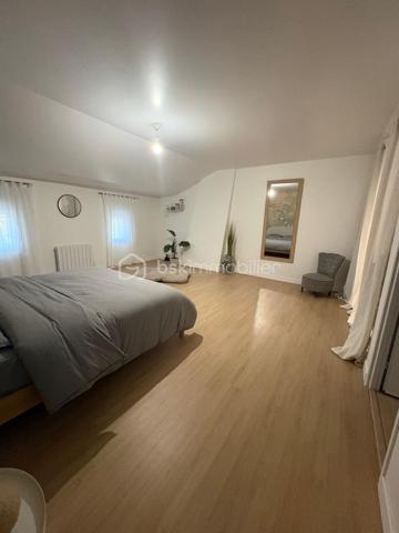 Maison de 160m2 environ avec garage entièrement refaite située à 5 Min du centre de Montguyon

Vous entrerez sur un beau salon avec insert de 27m2 donnant sur une cuisine dinatoire de 22m2 et son arrière cuisine ainsi qu'une salle d'eau avec douche à l'italienne. 
A l'étage, un joli palier dessert 4 grandes chambres dont une de 32m2 avec dressing (possibilité d'y faire une salle d'eau pour suite parentale).

De plus, un garage vient compléter la maison (Possibilité d'y faire une suite parentale). 

Les + de cette maison :
Peu de voisinage
Maison refaite avec goût
Grand terrain avec vue dégagée
Possibilité de créer une 5e chambre
DPE C