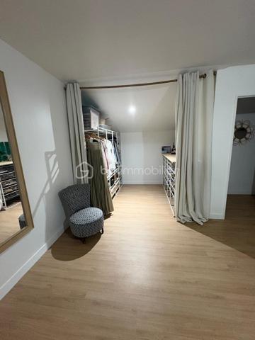 Maison de 160m2 environ avec garage entièrement refaite située à 5 Min du centre de Montguyon

Vous entrerez sur un beau salon avec insert de 27m2 donnant sur une cuisine dinatoire de 22m2 et son arrière cuisine ainsi qu'une salle d'eau avec douche à l'italienne. 
A l'étage, un joli palier dessert 4 grandes chambres dont une de 32m2 avec dressing (possibilité d'y faire une salle d'eau pour suite parentale).

De plus, un garage vient compléter la maison (Possibilité d'y faire une suite parentale). 

Les + de cette maison :
Peu de voisinage
Maison refaite avec goût
Grand terrain avec vue dégagée
Possibilité de créer une 5e chambre
DPE C