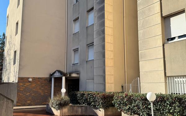 Appartement à vendre    2 pièces • 48 m2 Marseille 12