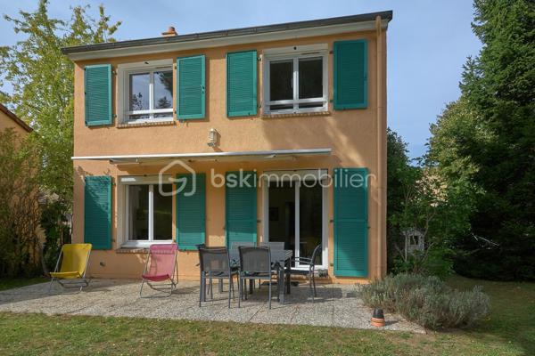 Dans un environnement calme, résidentiel et verdoyant, cette maison individuelle de 114 m² s'ouvre sur un terrain arboré de 450 m², sans vis-à-vis et sans mitoyenneté.
L'entrée, dotée d'un placard de rangement, dessert un généreux salon-salle à manger agrémenté d'une cheminée. La cuisine, entièrement équipée et indépendante aujourd'hui, peut s'ouvrir sur le séjour selon vos envies. Un WC complète ce niveau.
À l'étage, trois chambres spacieuses, dont une suite parentale avec salle de bains privative. Une seconde salle d'eau et un WC séparé complètent ce niveau.
À l'extérieur, deux terrasses prolongent la maison et permettent de suivre le soleil au fil des heures. Un garage, aménagé d'un espace bureau, complète les prestations. Une maison prête à vivre, dans un cadre verdoyant et apaisant.
Transports à quelques pas - Gare de Marly-le-Roi à environ 18 min à pied - Accès à la gare de Saint-Germain par un bus situé à proximité.
Sectorisation : groupe scolaire Alexandre Dumas (maternelle & élémentaire) — Collège Jean Moulin au Pecq