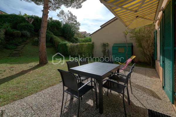 Dans un environnement calme, résidentiel et verdoyant, cette maison individuelle de 114 m² s'ouvre sur un terrain arboré de 450 m², sans vis-à-vis et sans mitoyenneté.
L'entrée, dotée d'un placard de rangement, dessert un généreux salon-salle à manger agrémenté d'une cheminée. La cuisine, entièrement équipée et indépendante aujourd'hui, peut s'ouvrir sur le séjour selon vos envies. Un WC complète ce niveau.
À l'étage, trois chambres spacieuses, dont une suite parentale avec salle de bains privative. Une seconde salle d'eau et un WC séparé complètent ce niveau.
À l'extérieur, deux terrasses prolongent la maison et permettent de suivre le soleil au fil des heures. Un garage, aménagé d'un espace bureau, complète les prestations. Une maison prête à vivre, dans un cadre verdoyant et apaisant.
Transports à quelques pas - Gare de Marly-le-Roi à environ 18 min à pied - Accès à la gare de Saint-Germain par un bus situé à proximité.
Sectorisation : groupe scolaire Alexandre Dumas (maternelle & élémentaire) — Collège Jean Moulin au Pecq