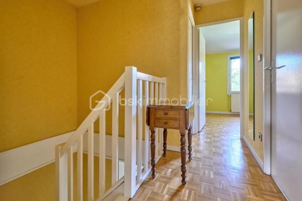 Dans un environnement calme, résidentiel et verdoyant, cette maison individuelle de 114 m² s'ouvre sur un terrain arboré de 450 m², sans vis-à-vis et sans mitoyenneté.
L'entrée, dotée d'un placard de rangement, dessert un généreux salon-salle à manger agrémenté d'une cheminée. La cuisine, entièrement équipée et indépendante aujourd'hui, peut s'ouvrir sur le séjour selon vos envies. Un WC complète ce niveau.
À l'étage, trois chambres spacieuses, dont une suite parentale avec salle de bains privative. Une seconde salle d'eau et un WC séparé complètent ce niveau.
À l'extérieur, deux terrasses prolongent la maison et permettent de suivre le soleil au fil des heures. Un garage, aménagé d'un espace bureau, complète les prestations. Une maison prête à vivre, dans un cadre verdoyant et apaisant.
Transports à quelques pas - Gare de Marly-le-Roi à environ 18 min à pied - Accès à la gare de Saint-Germain par un bus situé à proximité.
Sectorisation : groupe scolaire Alexandre Dumas (maternelle & élémentaire) — Collège Jean Moulin au Pecq