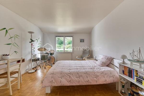 Dans un environnement calme, résidentiel et verdoyant, cette maison individuelle de 114 m² s'ouvre sur un terrain arboré de 450 m², sans vis-à-vis et sans mitoyenneté.
L'entrée, dotée d'un placard de rangement, dessert un généreux salon-salle à manger agrémenté d'une cheminée. La cuisine, entièrement équipée et indépendante aujourd'hui, peut s'ouvrir sur le séjour selon vos envies. Un WC complète ce niveau.
À l'étage, trois chambres spacieuses, dont une suite parentale avec salle de bains privative. Une seconde salle d'eau et un WC séparé complètent ce niveau.
À l'extérieur, deux terrasses prolongent la maison et permettent de suivre le soleil au fil des heures. Un garage, aménagé d'un espace bureau, complète les prestations. Une maison prête à vivre, dans un cadre verdoyant et apaisant.
Transports à quelques pas - Gare de Marly-le-Roi à environ 18 min à pied - Accès à la gare de Saint-Germain par un bus situé à proximité.
Sectorisation : groupe scolaire Alexandre Dumas (maternelle & élémentaire) — Collège Jean Moulin au Pecq