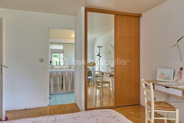 Dans un environnement calme, résidentiel et verdoyant, cette maison individuelle de 114 m² s'ouvre sur un terrain arboré de 450 m², sans vis-à-vis et sans mitoyenneté.
L'entrée, dotée d'un placard de rangement, dessert un généreux salon-salle à manger agrémenté d'une cheminée. La cuisine, entièrement équipée et indépendante aujourd'hui, peut s'ouvrir sur le séjour selon vos envies. Un WC complète ce niveau.
À l'étage, trois chambres spacieuses, dont une suite parentale avec salle de bains privative. Une seconde salle d'eau et un WC séparé complètent ce niveau.
À l'extérieur, deux terrasses prolongent la maison et permettent de suivre le soleil au fil des heures. Un garage, aménagé d'un espace bureau, complète les prestations. Une maison prête à vivre, dans un cadre verdoyant et apaisant.
Transports à quelques pas - Gare de Marly-le-Roi à environ 18 min à pied - Accès à la gare de Saint-Germain par un bus situé à proximité.
Sectorisation : groupe scolaire Alexandre Dumas (maternelle & élémentaire) — Collège Jean Moulin au Pecq