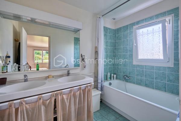 Dans un environnement calme, résidentiel et verdoyant, cette maison individuelle de 114 m² s'ouvre sur un terrain arboré de 450 m², sans vis-à-vis et sans mitoyenneté.
L'entrée, dotée d'un placard de rangement, dessert un généreux salon-salle à manger agrémenté d'une cheminée. La cuisine, entièrement équipée et indépendante aujourd'hui, peut s'ouvrir sur le séjour selon vos envies. Un WC complète ce niveau.
À l'étage, trois chambres spacieuses, dont une suite parentale avec salle de bains privative. Une seconde salle d'eau et un WC séparé complètent ce niveau.
À l'extérieur, deux terrasses prolongent la maison et permettent de suivre le soleil au fil des heures. Un garage, aménagé d'un espace bureau, complète les prestations. Une maison prête à vivre, dans un cadre verdoyant et apaisant.
Transports à quelques pas - Gare de Marly-le-Roi à environ 18 min à pied - Accès à la gare de Saint-Germain par un bus situé à proximité.
Sectorisation : groupe scolaire Alexandre Dumas (maternelle & élémentaire) — Collège Jean Moulin au Pecq