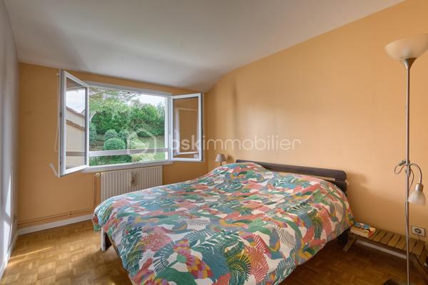 Dans un environnement calme, résidentiel et verdoyant, cette maison individuelle de 114 m² s'ouvre sur un terrain arboré de 450 m², sans vis-à-vis et sans mitoyenneté.
L'entrée, dotée d'un placard de rangement, dessert un généreux salon-salle à manger agrémenté d'une cheminée. La cuisine, entièrement équipée et indépendante aujourd'hui, peut s'ouvrir sur le séjour selon vos envies. Un WC complète ce niveau.
À l'étage, trois chambres spacieuses, dont une suite parentale avec salle de bains privative. Une seconde salle d'eau et un WC séparé complètent ce niveau.
À l'extérieur, deux terrasses prolongent la maison et permettent de suivre le soleil au fil des heures. Un garage, aménagé d'un espace bureau, complète les prestations. Une maison prête à vivre, dans un cadre verdoyant et apaisant.
Transports à quelques pas - Gare de Marly-le-Roi à environ 18 min à pied - Accès à la gare de Saint-Germain par un bus situé à proximité.
Sectorisation : groupe scolaire Alexandre Dumas (maternelle & élémentaire) — Collège Jean Moulin au Pecq