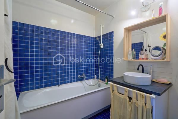 Dans un environnement calme, résidentiel et verdoyant, cette maison individuelle de 114 m² s'ouvre sur un terrain arboré de 450 m², sans vis-à-vis et sans mitoyenneté.
L'entrée, dotée d'un placard de rangement, dessert un généreux salon-salle à manger agrémenté d'une cheminée. La cuisine, entièrement équipée et indépendante aujourd'hui, peut s'ouvrir sur le séjour selon vos envies. Un WC complète ce niveau.
À l'étage, trois chambres spacieuses, dont une suite parentale avec salle de bains privative. Une seconde salle d'eau et un WC séparé complètent ce niveau.
À l'extérieur, deux terrasses prolongent la maison et permettent de suivre le soleil au fil des heures. Un garage, aménagé d'un espace bureau, complète les prestations. Une maison prête à vivre, dans un cadre verdoyant et apaisant.
Transports à quelques pas - Gare de Marly-le-Roi à environ 18 min à pied - Accès à la gare de Saint-Germain par un bus situé à proximité.
Sectorisation : groupe scolaire Alexandre Dumas (maternelle & élémentaire) — Collège Jean Moulin au Pecq