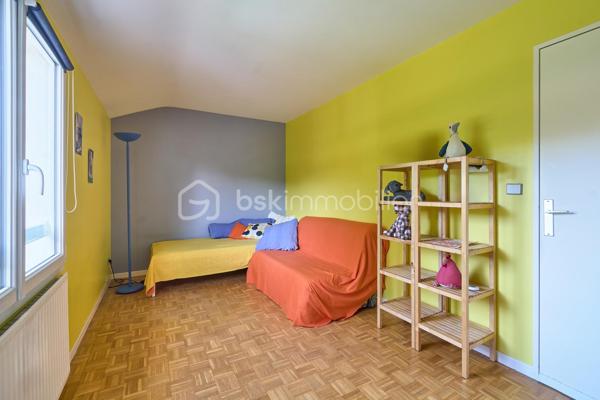 Dans un environnement calme, résidentiel et verdoyant, cette maison individuelle de 114 m² s'ouvre sur un terrain arboré de 450 m², sans vis-à-vis et sans mitoyenneté.
L'entrée, dotée d'un placard de rangement, dessert un généreux salon-salle à manger agrémenté d'une cheminée. La cuisine, entièrement équipée et indépendante aujourd'hui, peut s'ouvrir sur le séjour selon vos envies. Un WC complète ce niveau.
À l'étage, trois chambres spacieuses, dont une suite parentale avec salle de bains privative. Une seconde salle d'eau et un WC séparé complètent ce niveau.
À l'extérieur, deux terrasses prolongent la maison et permettent de suivre le soleil au fil des heures. Un garage, aménagé d'un espace bureau, complète les prestations. Une maison prête à vivre, dans un cadre verdoyant et apaisant.
Transports à quelques pas - Gare de Marly-le-Roi à environ 18 min à pied - Accès à la gare de Saint-Germain par un bus situé à proximité.
Sectorisation : groupe scolaire Alexandre Dumas (maternelle & élémentaire) — Collège Jean Moulin au Pecq