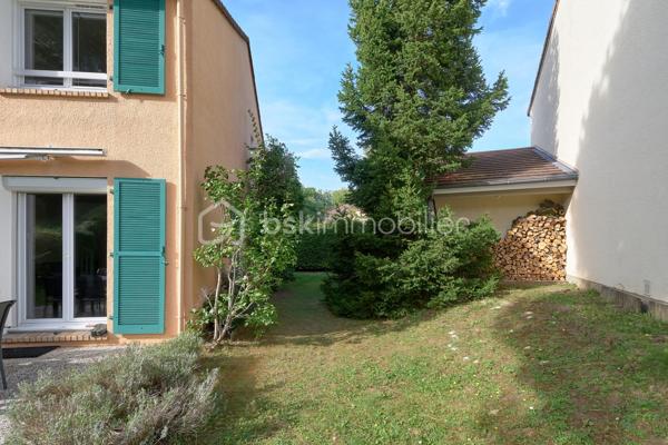 Dans un environnement calme, résidentiel et verdoyant, cette maison individuelle de 114 m² s'ouvre sur un terrain arboré de 450 m², sans vis-à-vis et sans mitoyenneté.
L'entrée, dotée d'un placard de rangement, dessert un généreux salon-salle à manger agrémenté d'une cheminée. La cuisine, entièrement équipée et indépendante aujourd'hui, peut s'ouvrir sur le séjour selon vos envies. Un WC complète ce niveau.
À l'étage, trois chambres spacieuses, dont une suite parentale avec salle de bains privative. Une seconde salle d'eau et un WC séparé complètent ce niveau.
À l'extérieur, deux terrasses prolongent la maison et permettent de suivre le soleil au fil des heures. Un garage, aménagé d'un espace bureau, complète les prestations. Une maison prête à vivre, dans un cadre verdoyant et apaisant.
Transports à quelques pas - Gare de Marly-le-Roi à environ 18 min à pied - Accès à la gare de Saint-Germain par un bus situé à proximité.
Sectorisation : groupe scolaire Alexandre Dumas (maternelle & élémentaire) — Collège Jean Moulin au Pecq