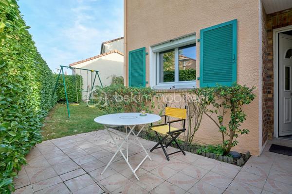 Dans un environnement calme, résidentiel et verdoyant, cette maison individuelle de 114 m² s'ouvre sur un terrain arboré de 450 m², sans vis-à-vis et sans mitoyenneté.
L'entrée, dotée d'un placard de rangement, dessert un généreux salon-salle à manger agrémenté d'une cheminée. La cuisine, entièrement équipée et indépendante aujourd'hui, peut s'ouvrir sur le séjour selon vos envies. Un WC complète ce niveau.
À l'étage, trois chambres spacieuses, dont une suite parentale avec salle de bains privative. Une seconde salle d'eau et un WC séparé complètent ce niveau.
À l'extérieur, deux terrasses prolongent la maison et permettent de suivre le soleil au fil des heures. Un garage, aménagé d'un espace bureau, complète les prestations. Une maison prête à vivre, dans un cadre verdoyant et apaisant.
Transports à quelques pas - Gare de Marly-le-Roi à environ 18 min à pied - Accès à la gare de Saint-Germain par un bus situé à proximité.
Sectorisation : groupe scolaire Alexandre Dumas (maternelle & élémentaire) — Collège Jean Moulin au Pecq