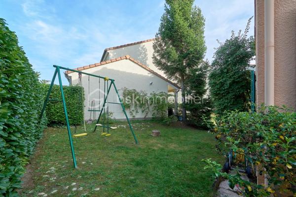 Dans un environnement calme, résidentiel et verdoyant, cette maison individuelle de 114 m² s'ouvre sur un terrain arboré de 450 m², sans vis-à-vis et sans mitoyenneté.
L'entrée, dotée d'un placard de rangement, dessert un généreux salon-salle à manger agrémenté d'une cheminée. La cuisine, entièrement équipée et indépendante aujourd'hui, peut s'ouvrir sur le séjour selon vos envies. Un WC complète ce niveau.
À l'étage, trois chambres spacieuses, dont une suite parentale avec salle de bains privative. Une seconde salle d'eau et un WC séparé complètent ce niveau.
À l'extérieur, deux terrasses prolongent la maison et permettent de suivre le soleil au fil des heures. Un garage, aménagé d'un espace bureau, complète les prestations. Une maison prête à vivre, dans un cadre verdoyant et apaisant.
Transports à quelques pas - Gare de Marly-le-Roi à environ 18 min à pied - Accès à la gare de Saint-Germain par un bus situé à proximité.
Sectorisation : groupe scolaire Alexandre Dumas (maternelle & élémentaire) — Collège Jean Moulin au Pecq