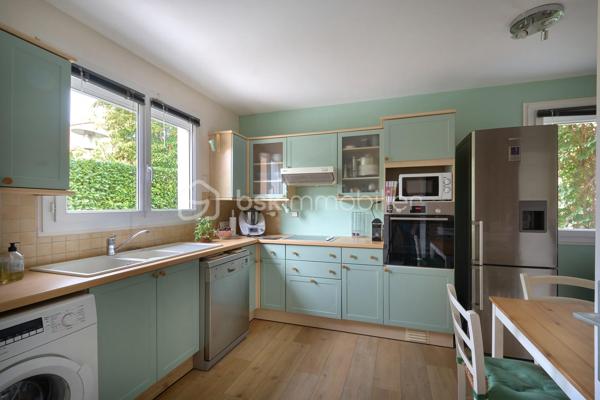 Dans un environnement calme, résidentiel et verdoyant, cette maison individuelle de 114 m² s'ouvre sur un terrain arboré de 450 m², sans vis-à-vis et sans mitoyenneté.
L'entrée, dotée d'un placard de rangement, dessert un généreux salon-salle à manger agrémenté d'une cheminée. La cuisine, entièrement équipée et indépendante aujourd'hui, peut s'ouvrir sur le séjour selon vos envies. Un WC complète ce niveau.
À l'étage, trois chambres spacieuses, dont une suite parentale avec salle de bains privative. Une seconde salle d'eau et un WC séparé complètent ce niveau.
À l'extérieur, deux terrasses prolongent la maison et permettent de suivre le soleil au fil des heures. Un garage, aménagé d'un espace bureau, complète les prestations. Une maison prête à vivre, dans un cadre verdoyant et apaisant.
Transports à quelques pas - Gare de Marly-le-Roi à environ 18 min à pied - Accès à la gare de Saint-Germain par un bus situé à proximité.
Sectorisation : groupe scolaire Alexandre Dumas (maternelle & élémentaire) — Collège Jean Moulin au Pecq