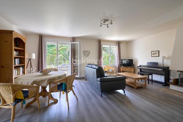 Dans un environnement calme, résidentiel et verdoyant, cette maison individuelle de 114 m² s'ouvre sur un terrain arboré de 450 m², sans vis-à-vis et sans mitoyenneté.
L'entrée, dotée d'un placard de rangement, dessert un généreux salon-salle à manger agrémenté d'une cheminée. La cuisine, entièrement équipée et indépendante aujourd'hui, peut s'ouvrir sur le séjour selon vos envies. Un WC complète ce niveau.
À l'étage, trois chambres spacieuses, dont une suite parentale avec salle de bains privative. Une seconde salle d'eau et un WC séparé complètent ce niveau.
À l'extérieur, deux terrasses prolongent la maison et permettent de suivre le soleil au fil des heures. Un garage, aménagé d'un espace bureau, complète les prestations. Une maison prête à vivre, dans un cadre verdoyant et apaisant.
Transports à quelques pas - Gare de Marly-le-Roi à environ 18 min à pied - Accès à la gare de Saint-Germain par un bus situé à proximité.
Sectorisation : groupe scolaire Alexandre Dumas (maternelle & élémentaire) — Collège Jean Moulin au Pecq