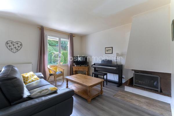 Dans un environnement calme, résidentiel et verdoyant, cette maison individuelle de 114 m² s'ouvre sur un terrain arboré de 450 m², sans vis-à-vis et sans mitoyenneté.
L'entrée, dotée d'un placard de rangement, dessert un généreux salon-salle à manger agrémenté d'une cheminée. La cuisine, entièrement équipée et indépendante aujourd'hui, peut s'ouvrir sur le séjour selon vos envies. Un WC complète ce niveau.
À l'étage, trois chambres spacieuses, dont une suite parentale avec salle de bains privative. Une seconde salle d'eau et un WC séparé complètent ce niveau.
À l'extérieur, deux terrasses prolongent la maison et permettent de suivre le soleil au fil des heures. Un garage, aménagé d'un espace bureau, complète les prestations. Une maison prête à vivre, dans un cadre verdoyant et apaisant.
Transports à quelques pas - Gare de Marly-le-Roi à environ 18 min à pied - Accès à la gare de Saint-Germain par un bus situé à proximité.
Sectorisation : groupe scolaire Alexandre Dumas (maternelle & élémentaire) — Collège Jean Moulin au Pecq