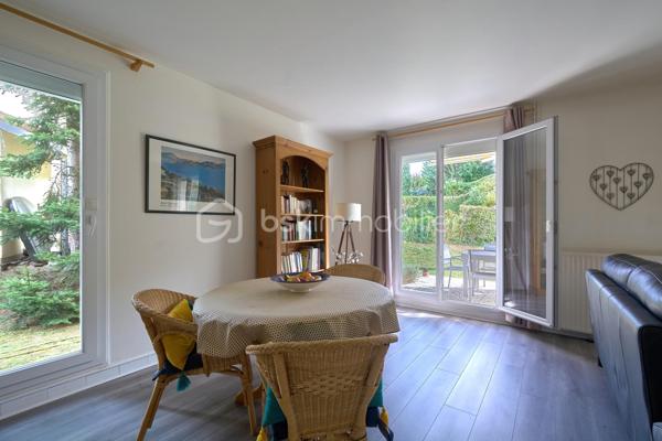 Dans un environnement calme, résidentiel et verdoyant, cette maison individuelle de 114 m² s'ouvre sur un terrain arboré de 450 m², sans vis-à-vis et sans mitoyenneté.
L'entrée, dotée d'un placard de rangement, dessert un généreux salon-salle à manger agrémenté d'une cheminée. La cuisine, entièrement équipée et indépendante aujourd'hui, peut s'ouvrir sur le séjour selon vos envies. Un WC complète ce niveau.
À l'étage, trois chambres spacieuses, dont une suite parentale avec salle de bains privative. Une seconde salle d'eau et un WC séparé complètent ce niveau.
À l'extérieur, deux terrasses prolongent la maison et permettent de suivre le soleil au fil des heures. Un garage, aménagé d'un espace bureau, complète les prestations. Une maison prête à vivre, dans un cadre verdoyant et apaisant.
Transports à quelques pas - Gare de Marly-le-Roi à environ 18 min à pied - Accès à la gare de Saint-Germain par un bus situé à proximité.
Sectorisation : groupe scolaire Alexandre Dumas (maternelle & élémentaire) — Collège Jean Moulin au Pecq