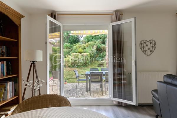 Dans un environnement calme, résidentiel et verdoyant, cette maison individuelle de 114 m² s'ouvre sur un terrain arboré de 450 m², sans vis-à-vis et sans mitoyenneté.
L'entrée, dotée d'un placard de rangement, dessert un généreux salon-salle à manger agrémenté d'une cheminée. La cuisine, entièrement équipée et indépendante aujourd'hui, peut s'ouvrir sur le séjour selon vos envies. Un WC complète ce niveau.
À l'étage, trois chambres spacieuses, dont une suite parentale avec salle de bains privative. Une seconde salle d'eau et un WC séparé complètent ce niveau.
À l'extérieur, deux terrasses prolongent la maison et permettent de suivre le soleil au fil des heures. Un garage, aménagé d'un espace bureau, complète les prestations. Une maison prête à vivre, dans un cadre verdoyant et apaisant.
Transports à quelques pas - Gare de Marly-le-Roi à environ 18 min à pied - Accès à la gare de Saint-Germain par un bus situé à proximité.
Sectorisation : groupe scolaire Alexandre Dumas (maternelle & élémentaire) — Collège Jean Moulin au Pecq