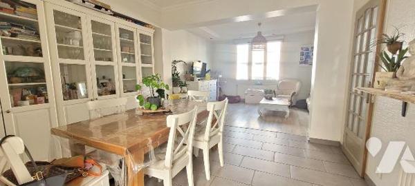 Située dans un environnement paisible, cette charmante maison en très bon état général, saine e...