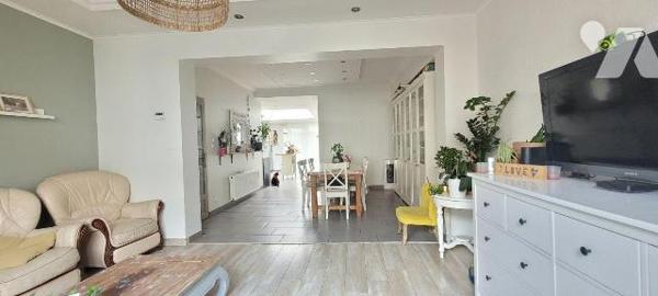 Située dans un environnement paisible, cette charmante maison en très bon état général, saine e...