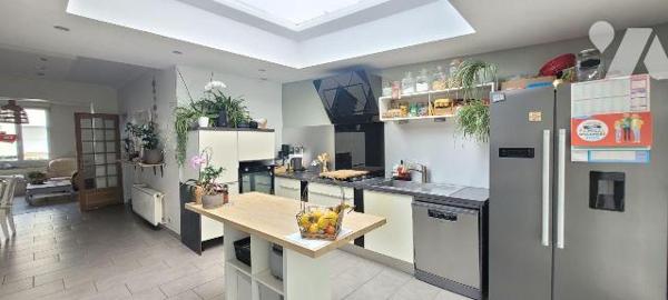 Située dans un environnement paisible, cette charmante maison en très bon état général, saine e...