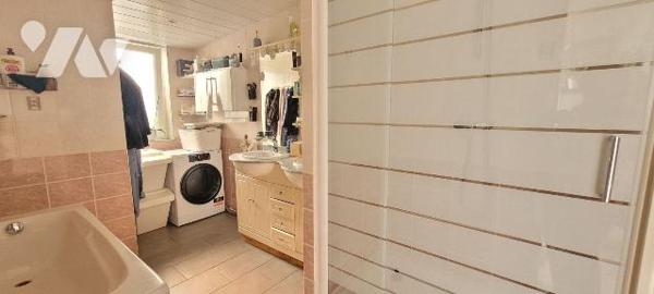 Située dans un environnement paisible, cette charmante maison en très bon état général, saine e...