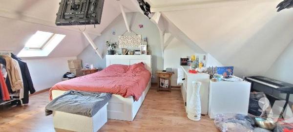 Située dans un environnement paisible, cette charmante maison en très bon état général, saine e...