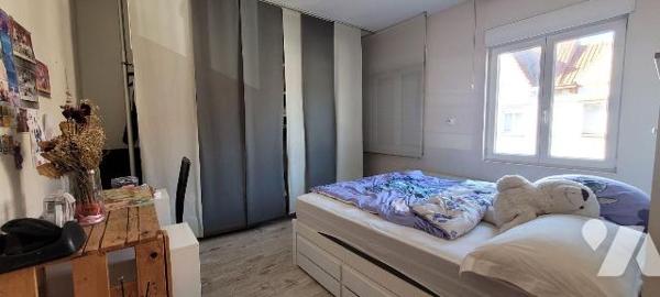 Située dans un environnement paisible, cette charmante maison en très bon état général, saine e...