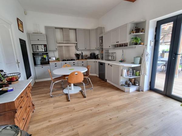 Maison Les Cheres 8 pièces 220 m2, garage, piscine