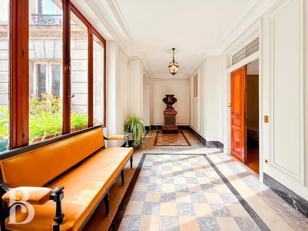 Paris (75008) MONCEAU - APPARTEMENT HAUSSMANNIEN DE PRESTIGE- USAGE D'HABITATION OU MIXTE