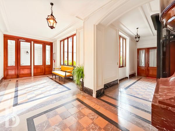 Paris (75008) MONCEAU - APPARTEMENT HAUSSMANNIEN DE PRESTIGE- USAGE D'HABITATION OU MIXTE