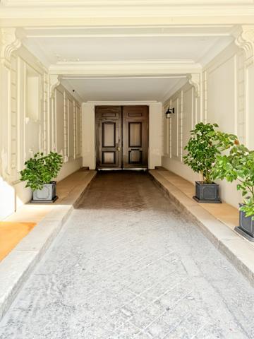 Paris (75008) MONCEAU - APPARTEMENT HAUSSMANNIEN DE PRESTIGE- USAGE D'HABITATION OU MIXTE