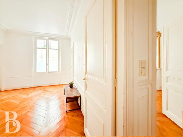 Paris (75008) MONCEAU - APPARTEMENT HAUSSMANNIEN DE PRESTIGE- USAGE D'HABITATION OU MIXTE