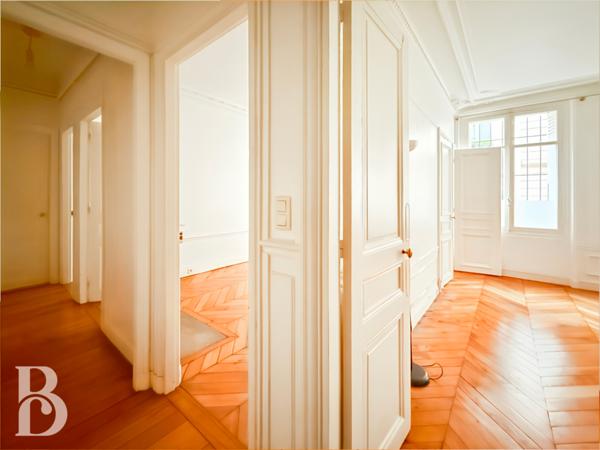 Paris (75008) MONCEAU - APPARTEMENT HAUSSMANNIEN DE PRESTIGE- USAGE D'HABITATION OU MIXTE