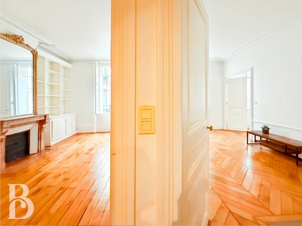 Paris (75008) MONCEAU - APPARTEMENT HAUSSMANNIEN DE PRESTIGE- USAGE D'HABITATION OU MIXTE