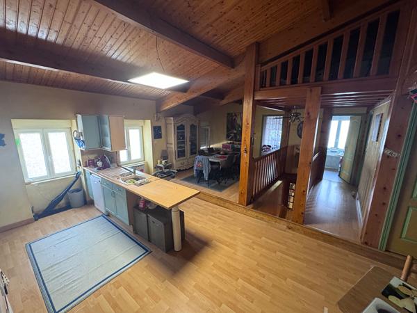 A vendre MUR et FOND Boucherie/traiteur + Appartements  PUY GUILLAUME