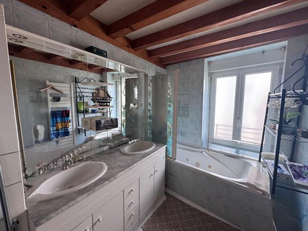 A vendre MUR et FOND Boucherie/traiteur + Appartements  PUY GUILLAUME