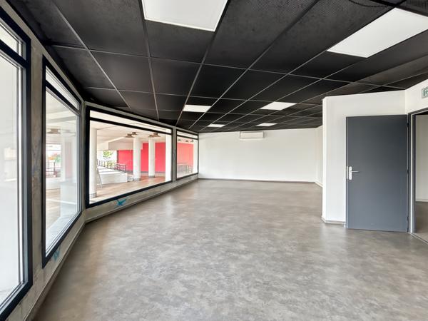 Local Commercial 2 pièces - 115 m²