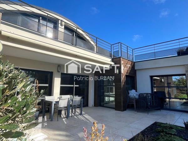 Maison d'architecte 259 m2, sur 2289 m2 de terrain